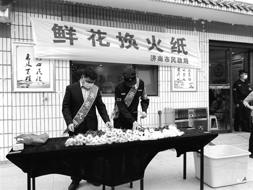 今年清明节,济南玉函山公墓继续提供“鲜花换火纸”绿色服务